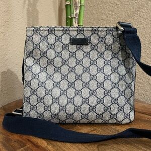 GUCCI GG SUPREME MESSENGER BAG